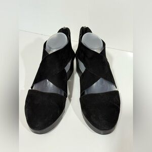 EILEEN FISHER  Black cross strap closed toe sandal size 8